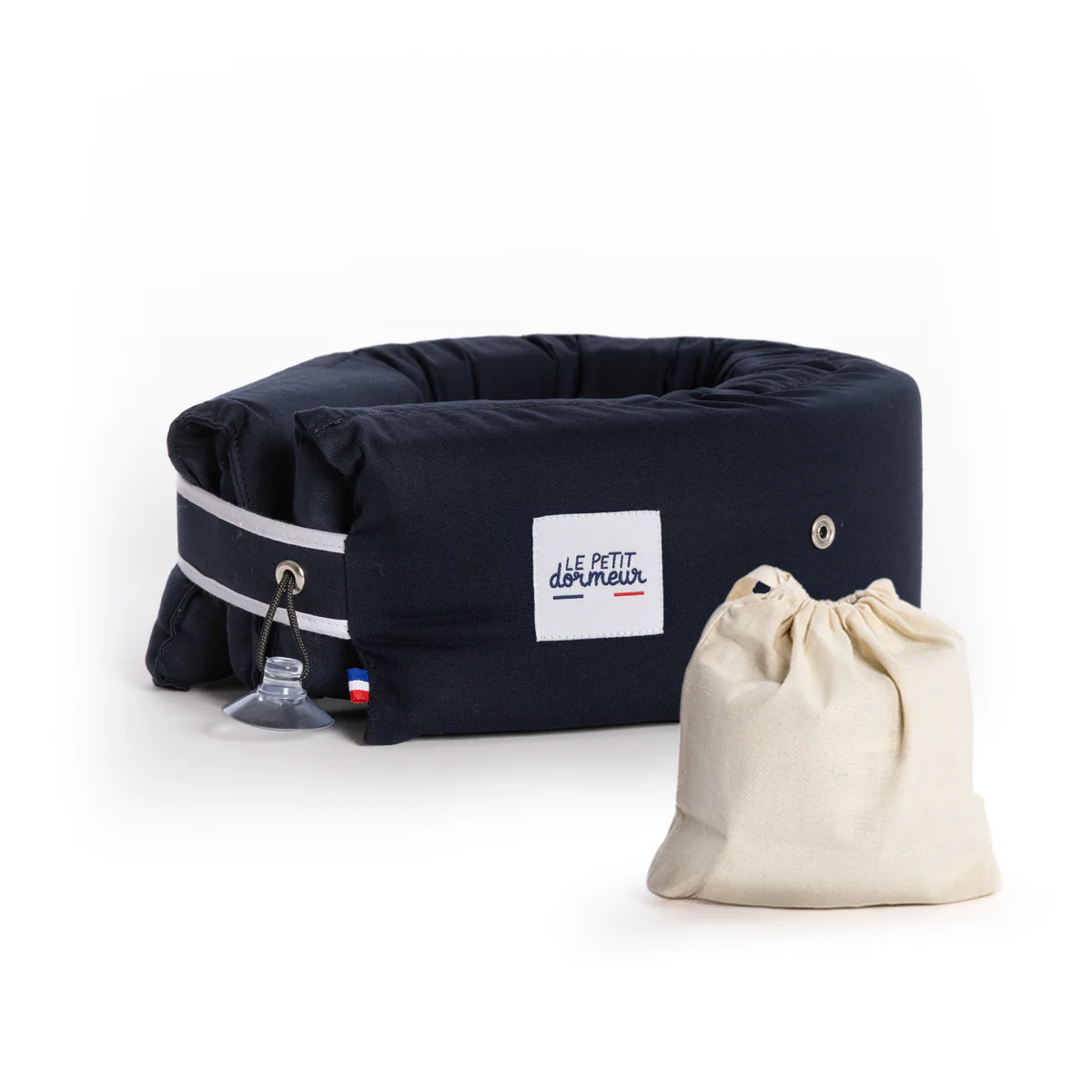 Le petit dormeur : Pratique et confortable, notre coussin de voyage 3 en 1 est le seul à vous offrir un véritable maintien du cou. Idéal pour dormir en avion, train, car ou voiture, notre coussin ergonomique et léger vous accompagne dans tous vos déplacements !